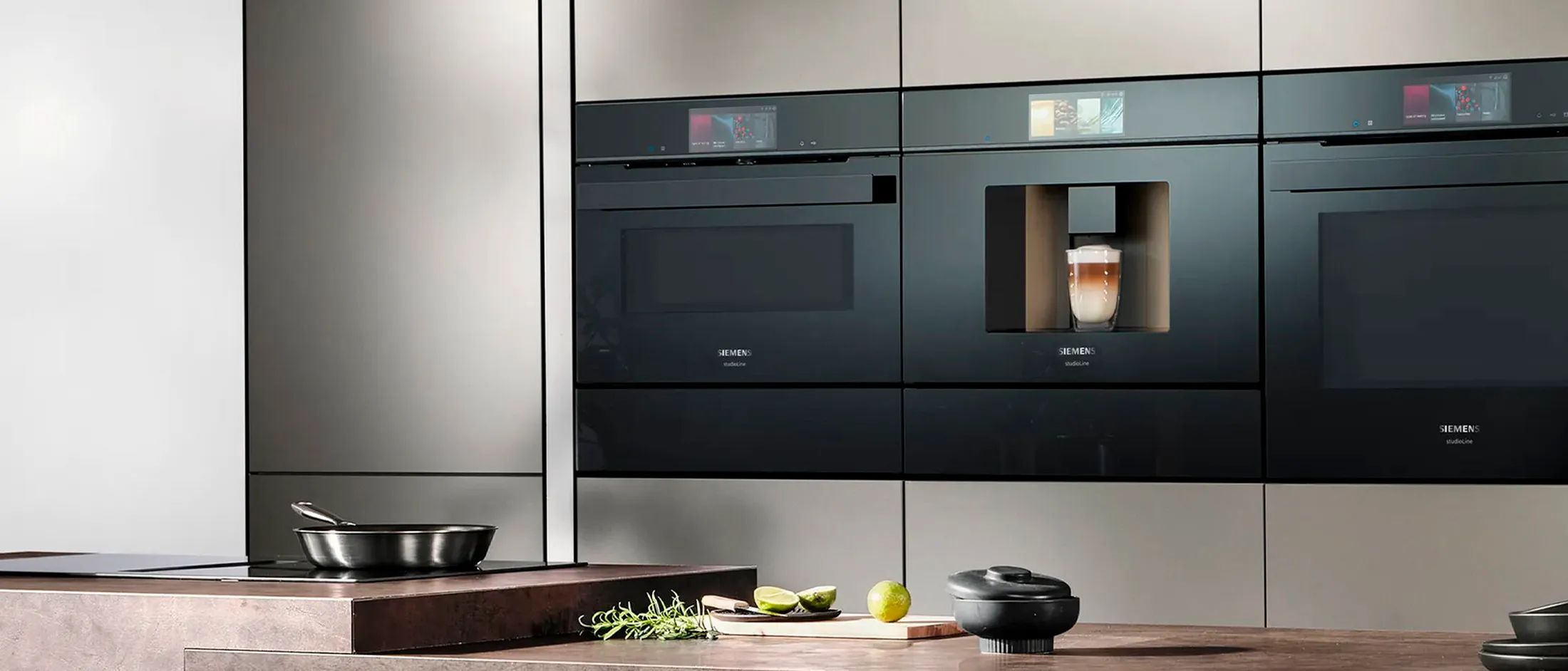 Built-in smart oven with glass door